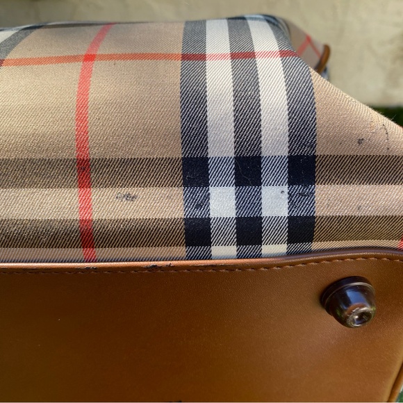 Burberry’s Check duffle bag - Picture 7 of 13